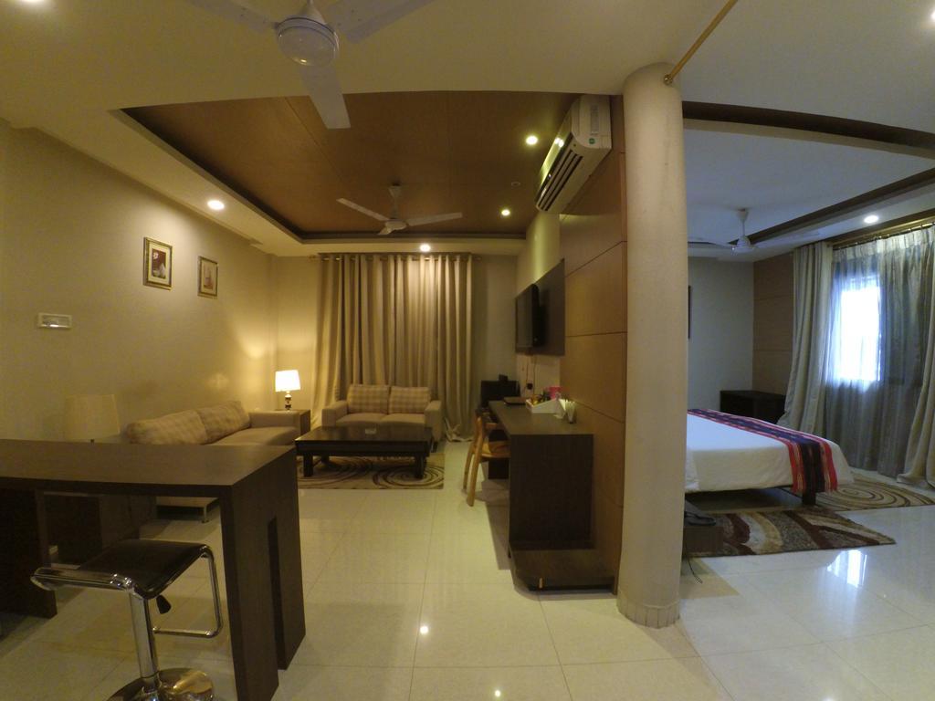 Отель Dibrugarh Club House Экстерьер фото